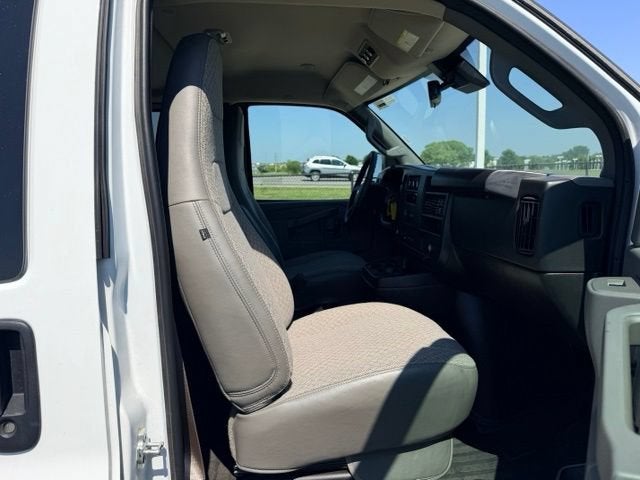 2025 Chevrolet Express Passenger 1LT