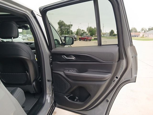 2027 Jeep Grand Cherokee GRAND CHEROKEE LAREDO X 4X4