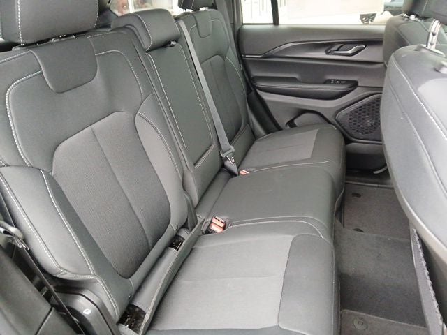 2027 Jeep Grand Cherokee GRAND CHEROKEE LAREDO X 4X4