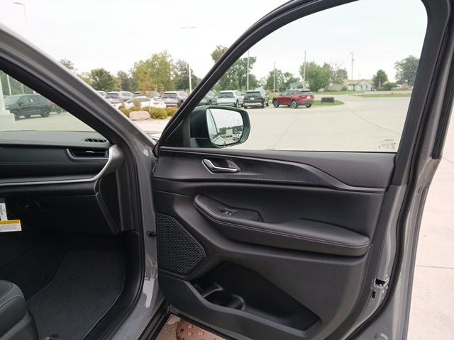 2027 Jeep Grand Cherokee GRAND CHEROKEE LAREDO X 4X4
