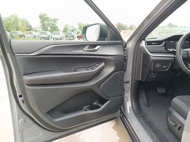 2027 Jeep Grand Cherokee GRAND CHEROKEE LAREDO X 4X4